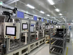 Quadri elettrici di comando e interfacce uomo-macchina (HMI) su una linea di automazione industriale