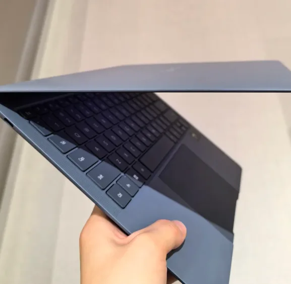 Couvercle d'ordinateur portable avec fonction d'arrêt libre