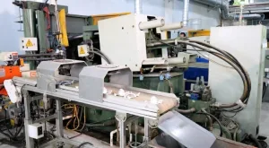 ligne automatisée de moulage sous pression pour la production de charnières de couple