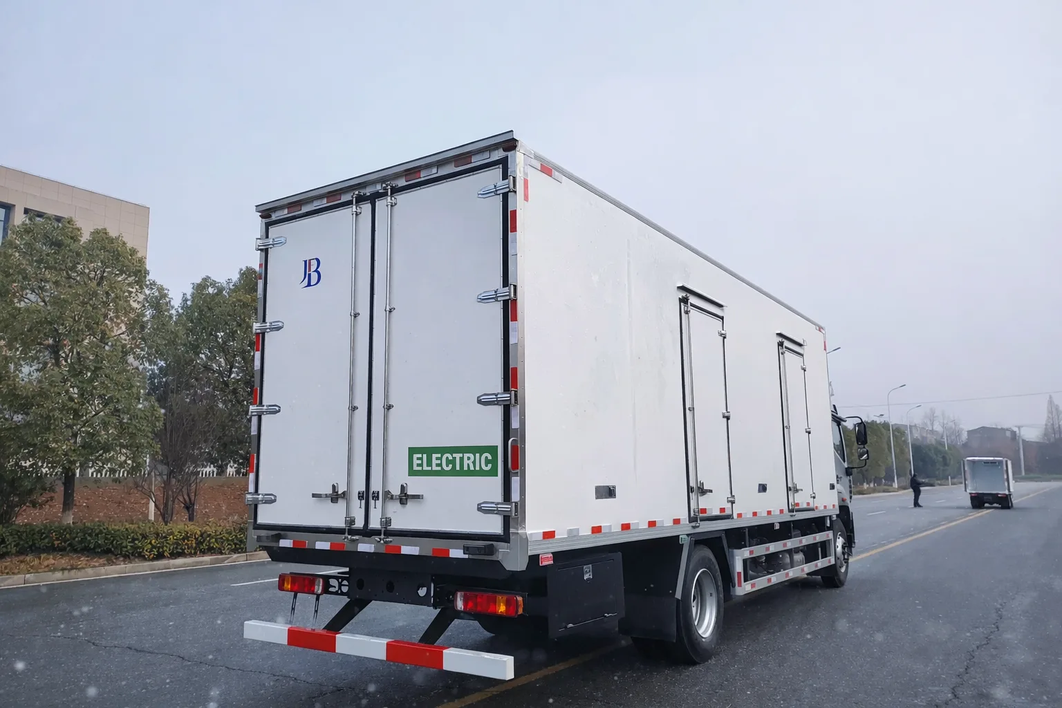 Charnières légères en aluminium extrudé sur les portes de camions frigorifiques électriques pour la logistique moderne de la chaîne du froid