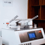 Banc d'essai automatisé de cycles de charnières effectuant des tests de fatigue sur des charnières industrielles robustes.