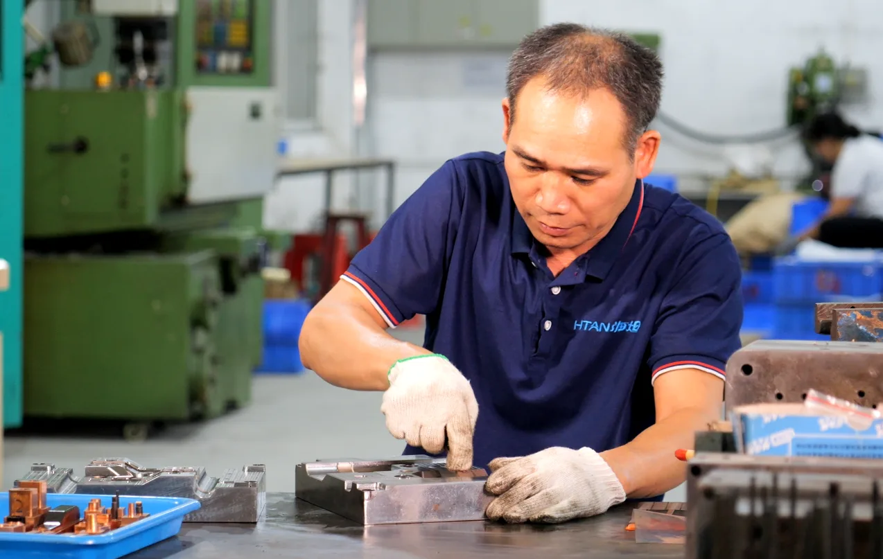 Ingeniero de HTAN que diseña bisagras a medida para cámaras frigoríficas, puertas de congeladores industriales y transporte refrigerado.