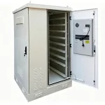 Anwendung der BESS-Gehäusetür mit scharnierseitiger Befestigung, Dichtungslinie und Zugang zum Batterieschrank