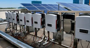 Enveloppes d'onduleurs solaires en toiture montrant l'accès aux services extérieurs et les conditions d'installation photovoltaïque