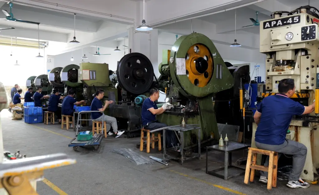 Oficina de estampagem de dobradiças industriais
