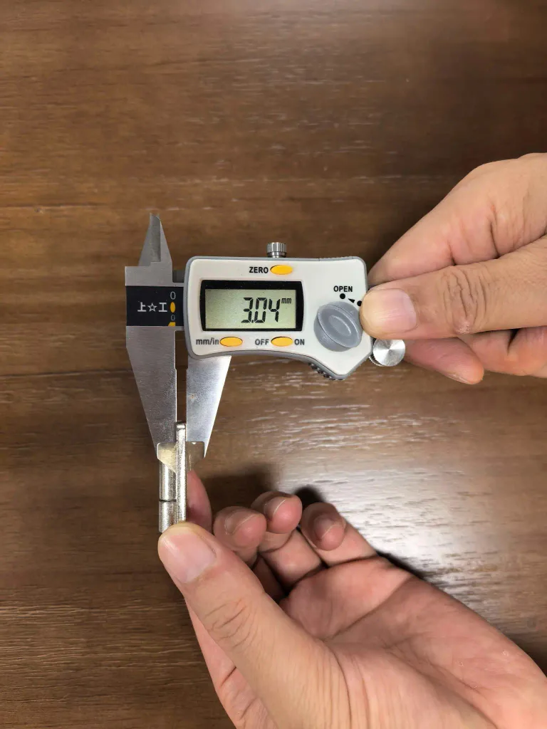 Measuring closed butt hinge leaf stack