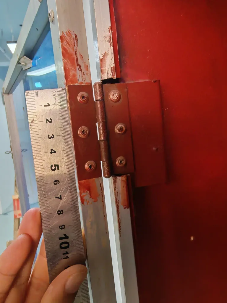 Installed industrial butt hinge height measurement